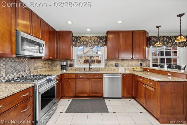 25884 Castlereigh Drive, Farmington, MI 48336