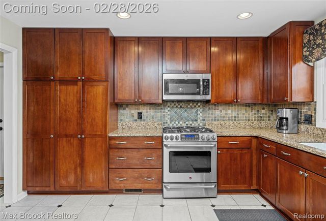 25884 Castlereigh Drive, Farmington, MI 48336