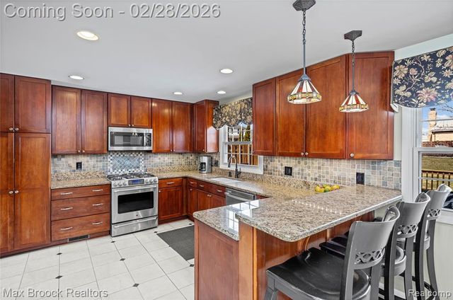 25884 Castlereigh Drive, Farmington, MI 48336