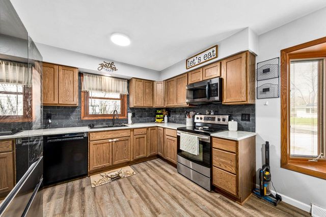 1127 Hemlock LANE, Waukesha, WI 53189