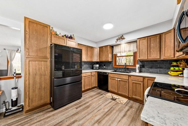 1127 Hemlock LANE, Waukesha, WI 53189