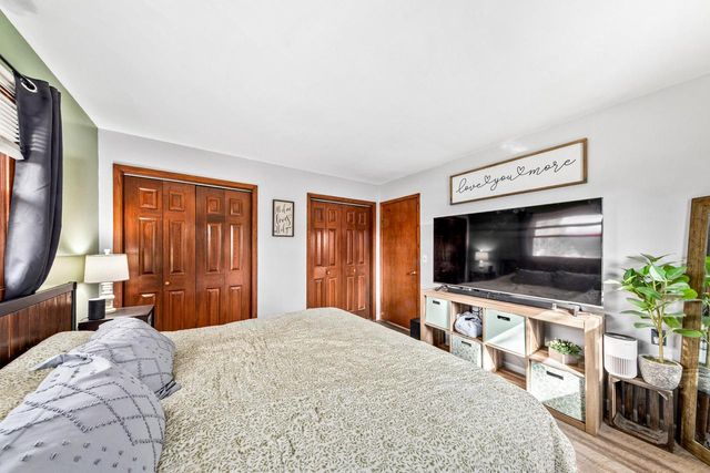 1127 Hemlock LANE, Waukesha, WI 53189