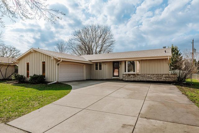 1127 Hemlock LANE, Waukesha, WI 53189