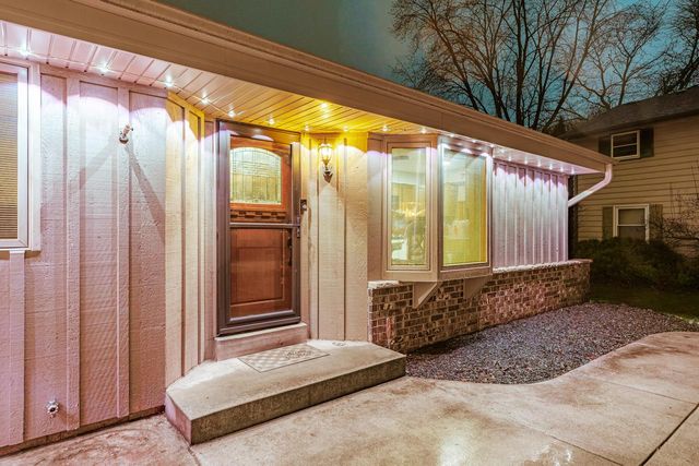 1127 Hemlock LANE, Waukesha, WI 53189