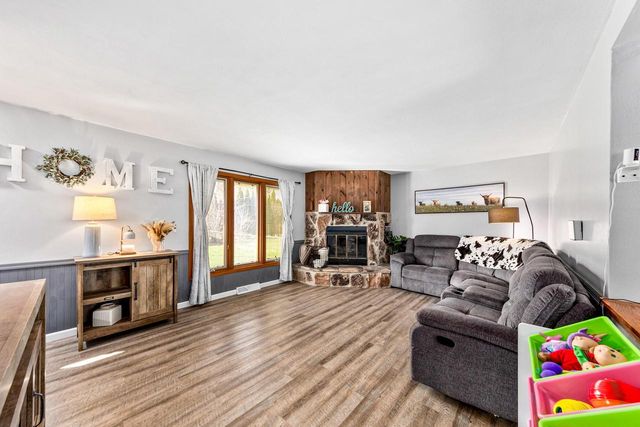 1127 Hemlock LANE, Waukesha, WI 53189