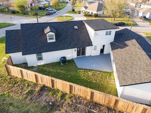 1402 Bayou Shore Drive, Galveston, TX 77551