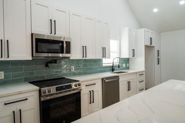 1402 Bayou Shore Drive, Galveston, TX 77551