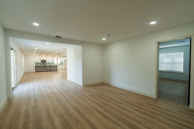 1402 Bayou Shore Drive, Galveston, TX 77551