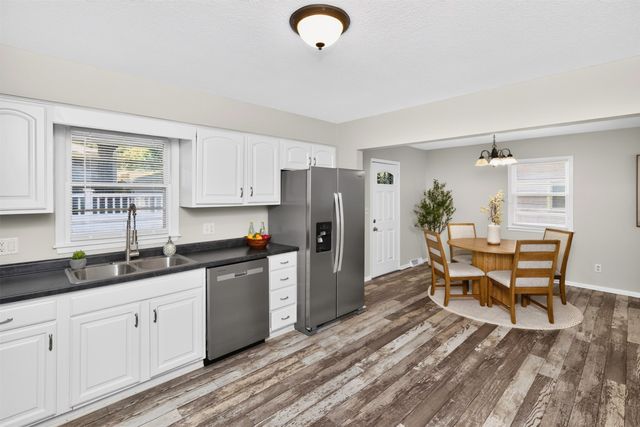 8416 Airline Avenue, Urbandale, IA 50322