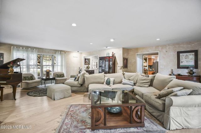 5 Spencer Circle, Marlboro, NJ 07746