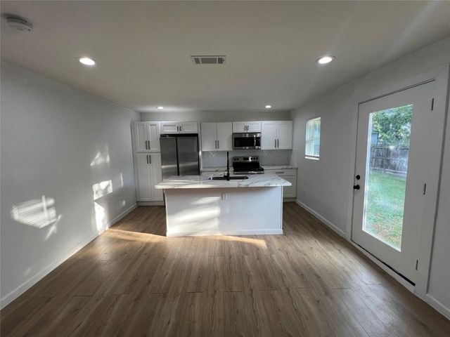 5823 Pershing Street, Houston, TX 77033