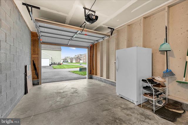858 BYLER CIR, Lebanon, PA 17042