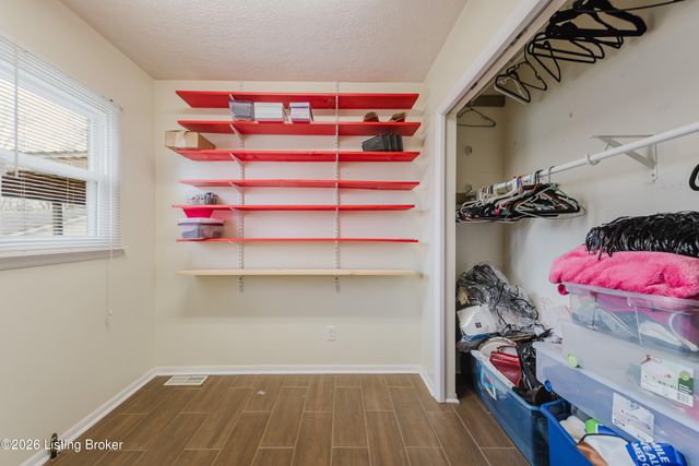 6121 Middlerose Cir, Louisville, KY 40272