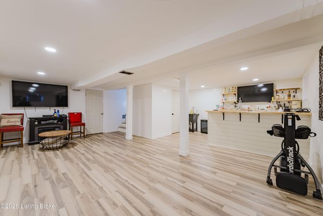 6121 Middlerose Cir, Louisville, KY 40272