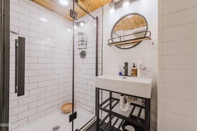 6121 Middlerose Cir, Louisville, KY 40272