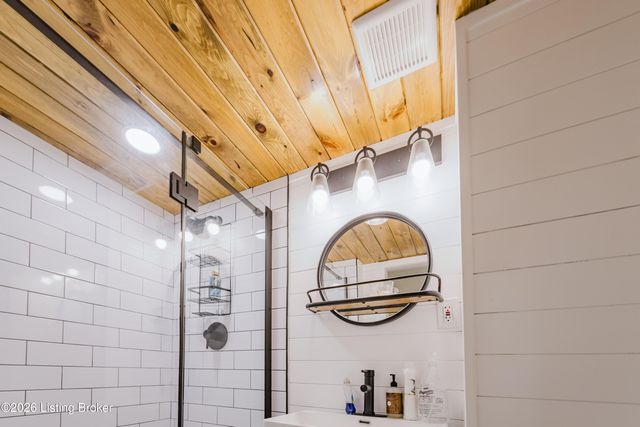 6121 Middlerose Cir, Louisville, KY 40272