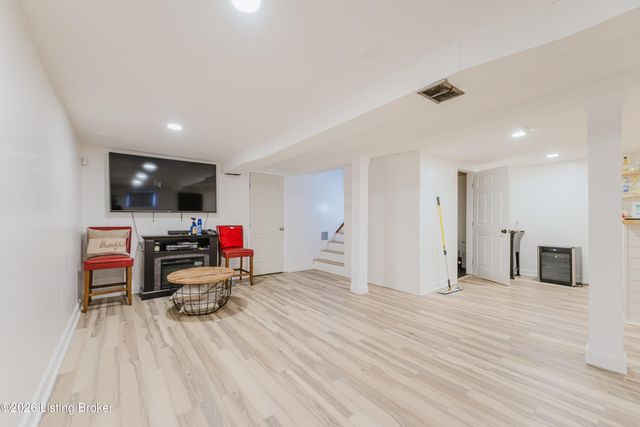 6121 Middlerose Cir, Louisville, KY 40272