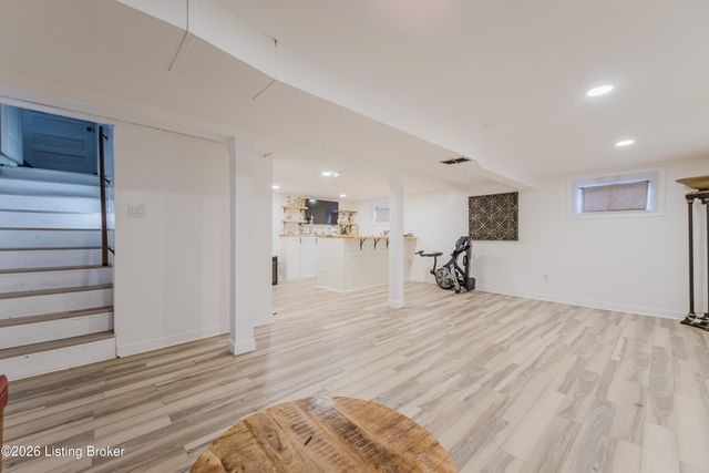 6121 Middlerose Cir, Louisville, KY 40272