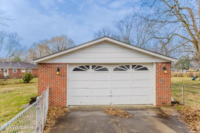 6121 Middlerose Cir, Louisville, KY 40272