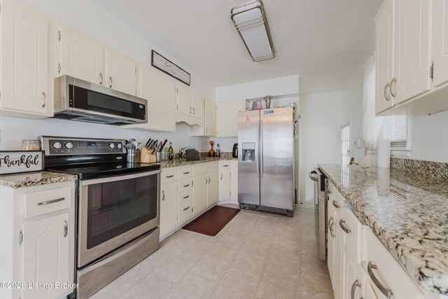 6121 Middlerose Cir, Louisville, KY 40272