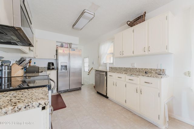 6121 Middlerose Cir, Louisville, KY 40272