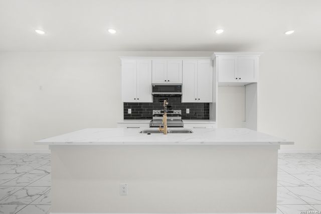 1110 Florence St, Castroville, TX 78009