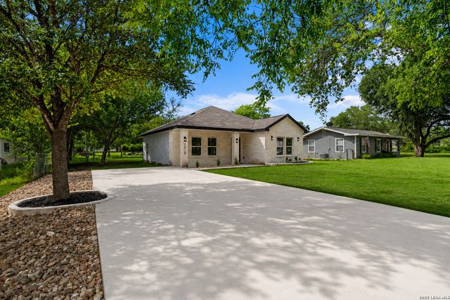 1110 Florence St, Castroville, TX 78009