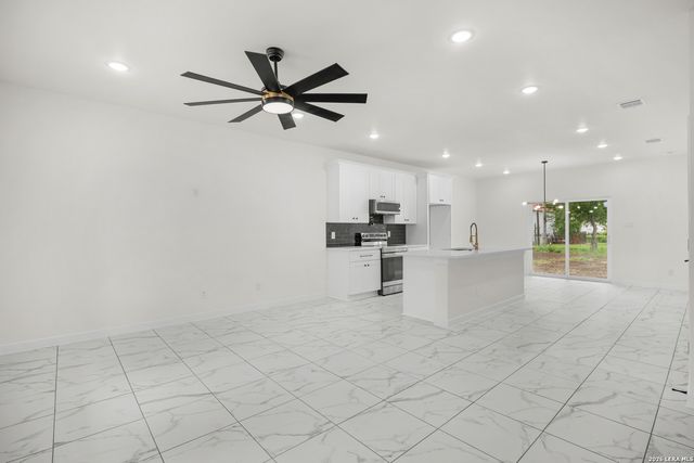 1110 Florence St, Castroville, TX 78009