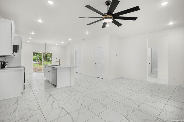 1110 Florence St, Castroville, TX 78009
