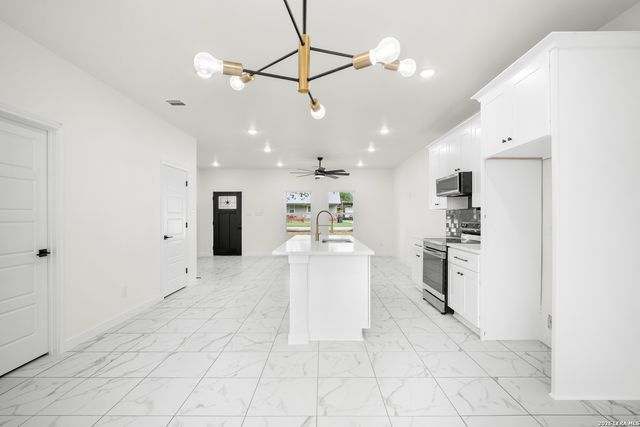 1110 Florence St, Castroville, TX 78009