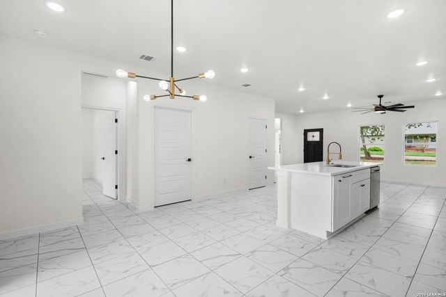 1110 Florence St, Castroville, TX 78009