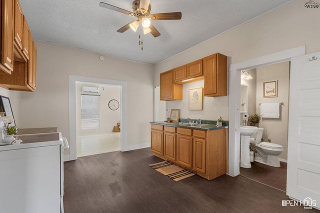 621 N MAIN STREET, Electra, TX 76360