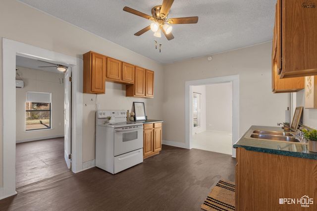 621 N MAIN STREET, Electra, TX 76360