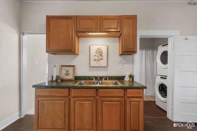 621 N MAIN STREET, Electra, TX 76360