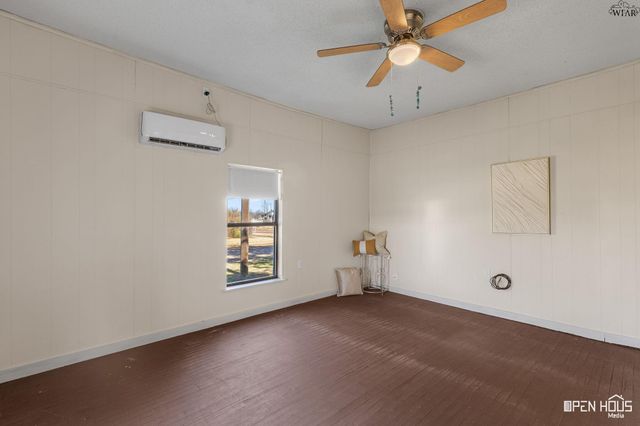 621 N MAIN STREET, Electra, TX 76360