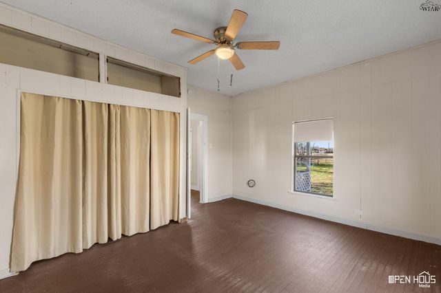 621 N MAIN STREET, Electra, TX 76360