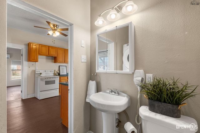 621 N MAIN STREET, Electra, TX 76360