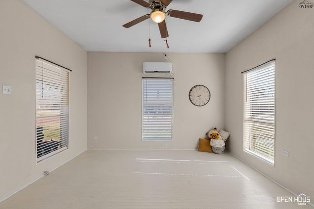 621 N MAIN STREET, Electra, TX 76360