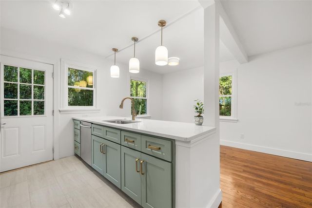 1010 NE 7TH PLACE, Gainesville, FL 32601