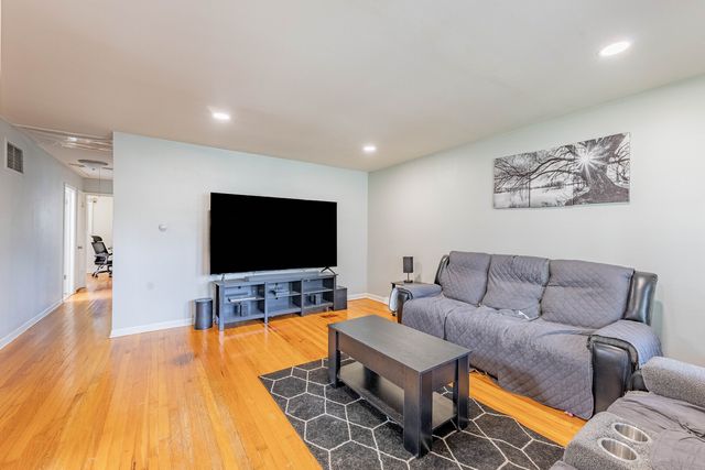 9005 S 49th Court, Oak Lawn, IL 60453