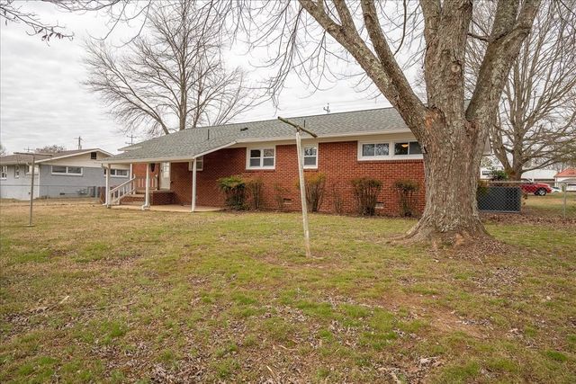 402 N Military St, Loretto, TN 38469