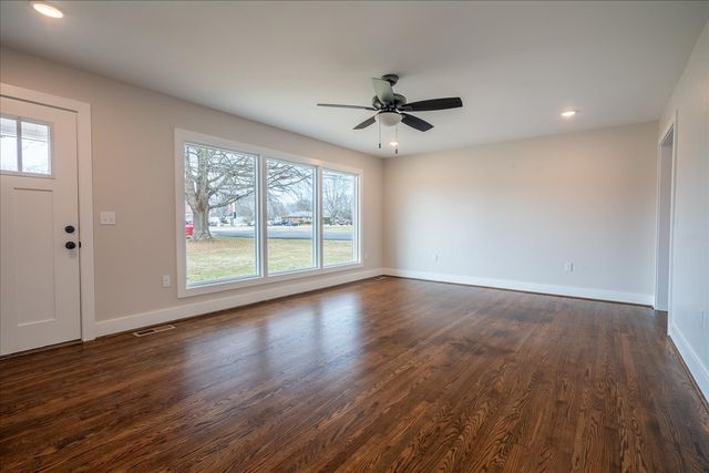 402 N Military St, Loretto, TN 38469