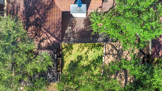 7 Tourney CV, The Hills, TX 78738