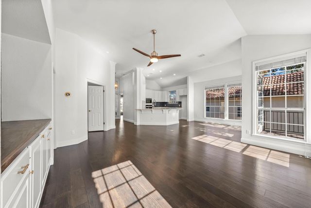 7 Tourney CV, The Hills, TX 78738