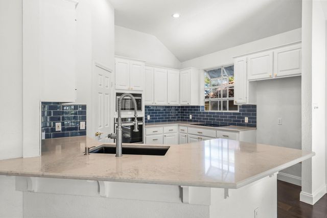 7 Tourney CV, The Hills, TX 78738