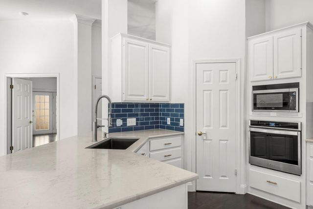 7 Tourney CV, The Hills, TX 78738