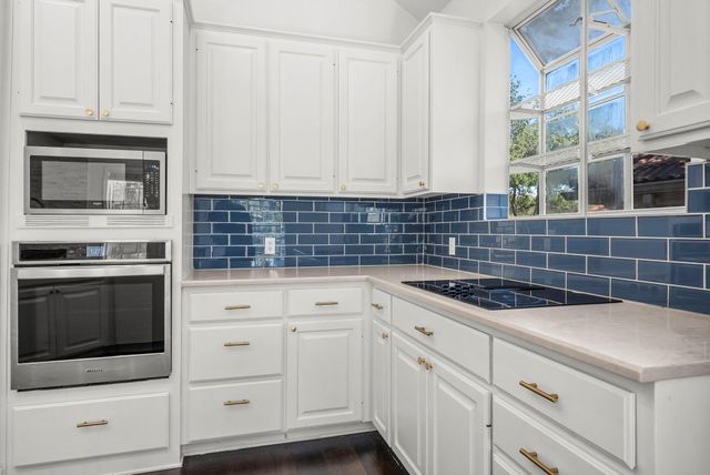 7 Tourney CV, The Hills, TX 78738