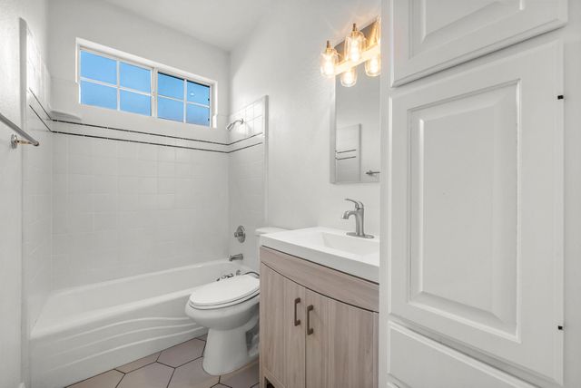 7 Tourney CV, The Hills, TX 78738