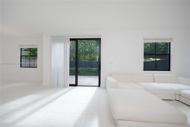 9866 NW 10th St, Miami, FL 33172