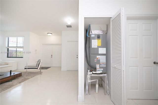 9866 NW 10th St, Miami, FL 33172